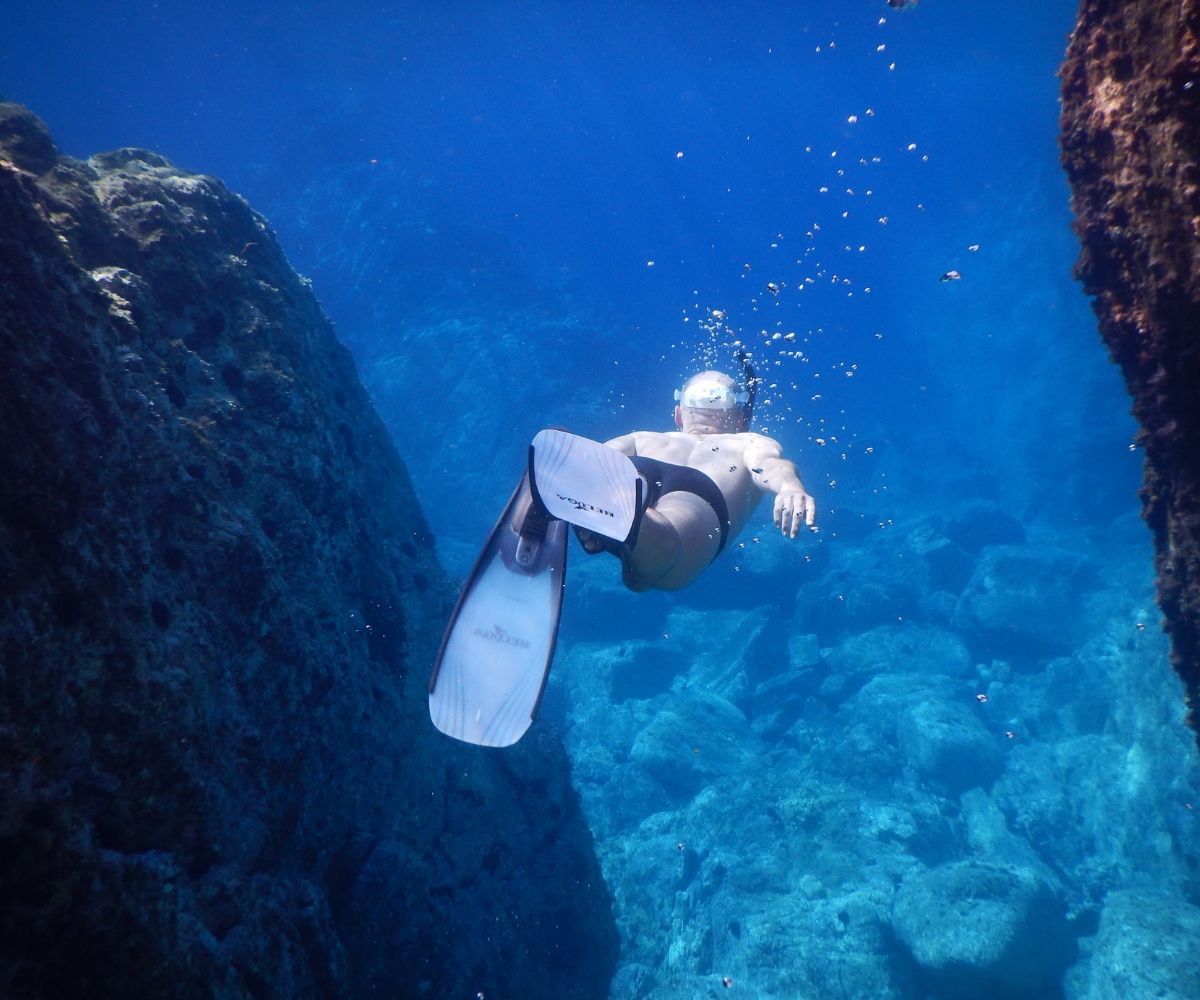 How long can the average person hold their breath for? 1 How long can the average person hold their breath for?